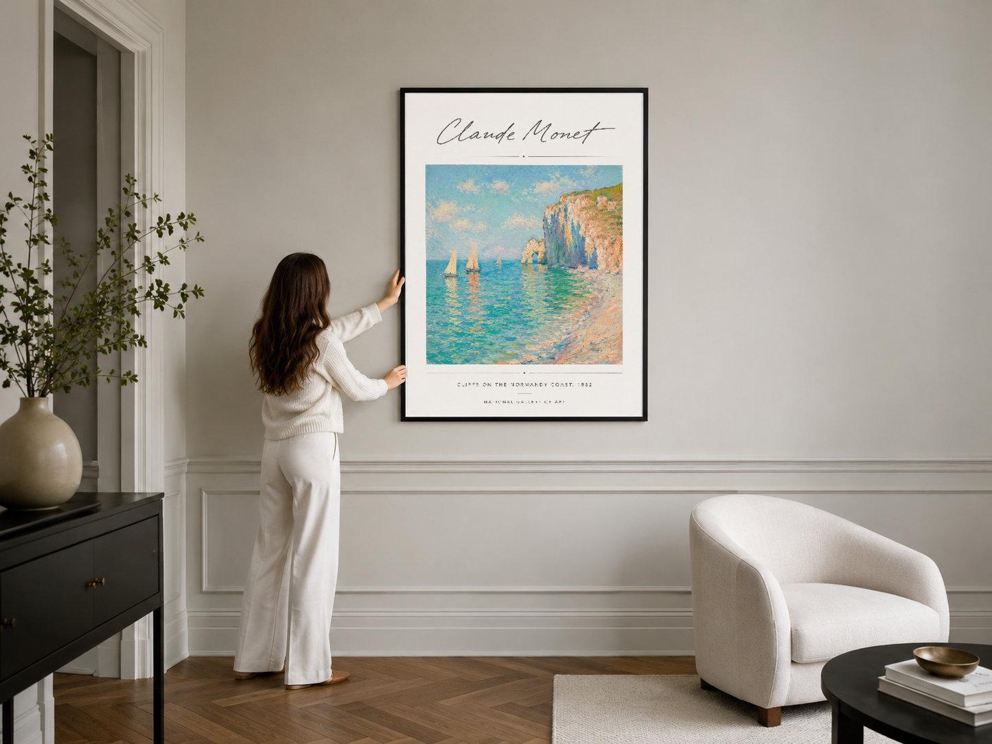 Monet sahil tablosu siyah çerçeveli, şık oturma alanının duvarında modern dekorasyon olarak yerleştirilmiş.