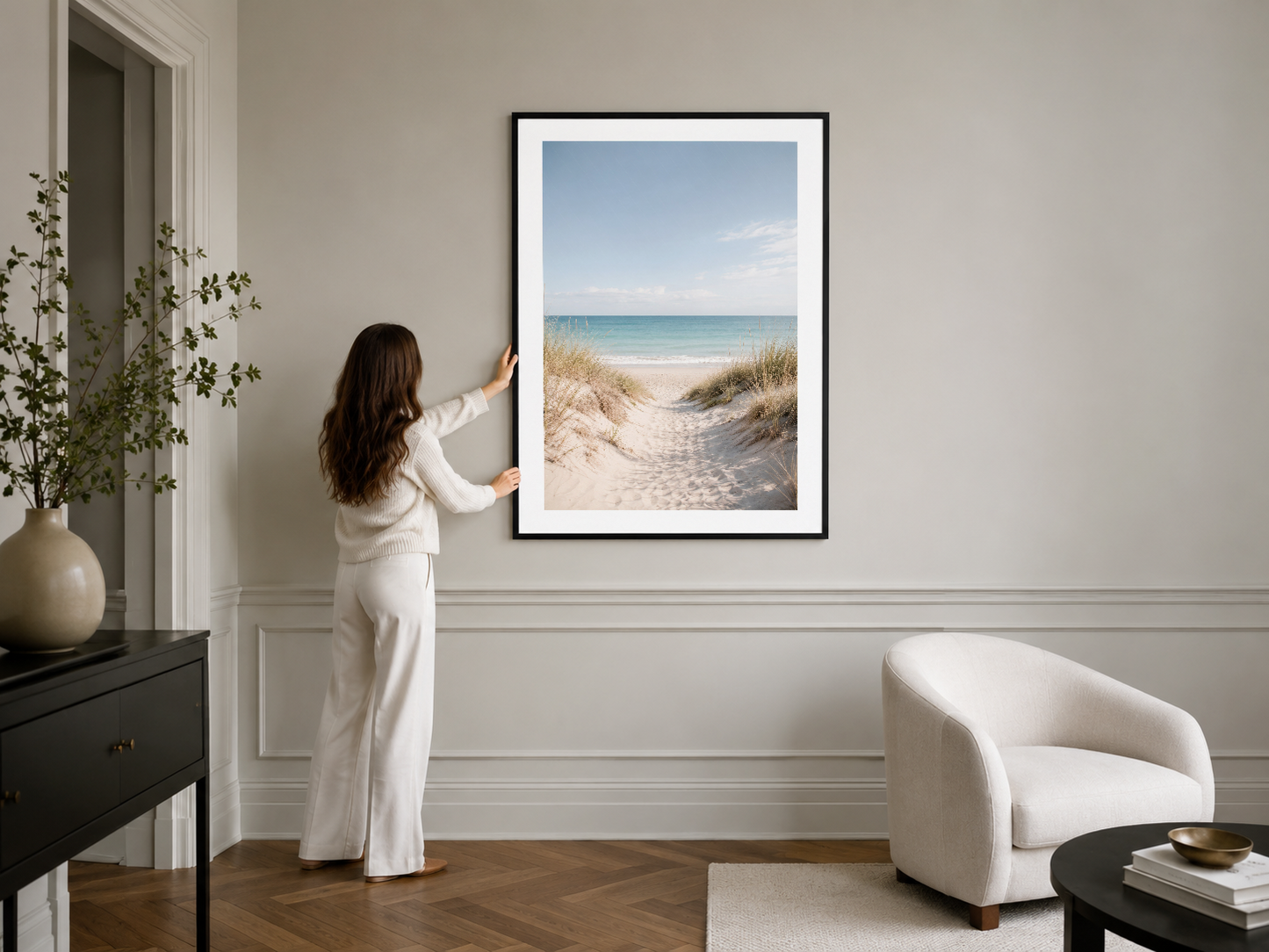 Deniz kenarının sakin atmosferini sunan poster, siyah çerçeve içinde şık bir yaşam alanında.