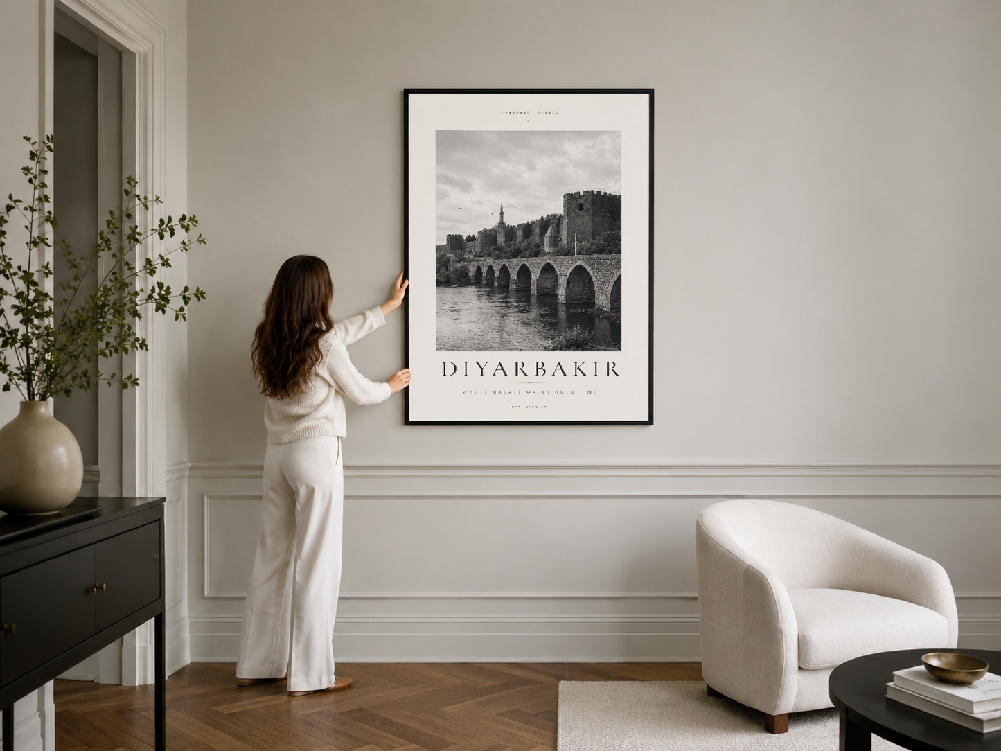 Diyarbakır Köprüsü'nü contemporary siyah çerçevede sunan elegans poster, klasik iç tasarımla uyumlu.