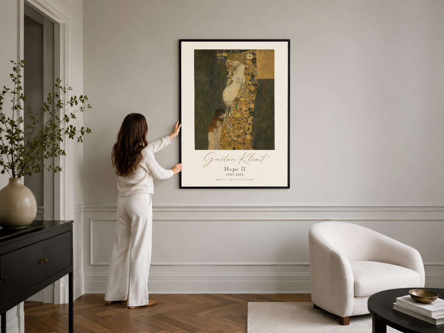 Hope II eseri siyah çerçeveli poster, minimalist oturma odasında klasik sanatın sofistike temsiline dönüşüyor.