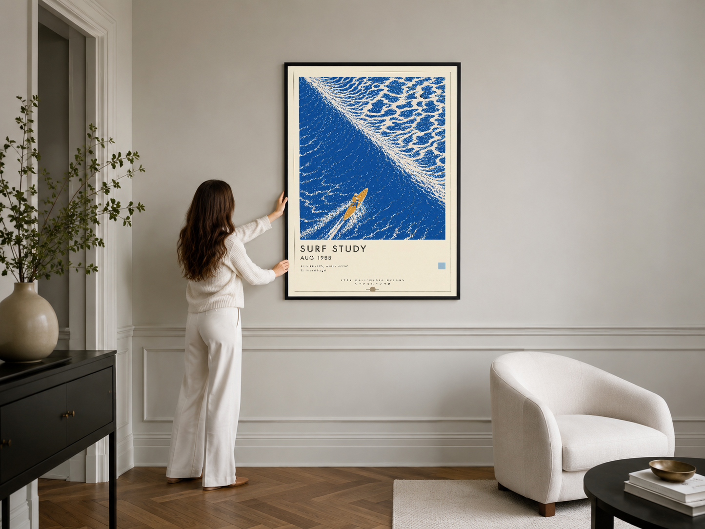 Retro sörf temalı çerçeveli poster, siyah çerçeveli, klasik iç mimaride duvarda asılı.