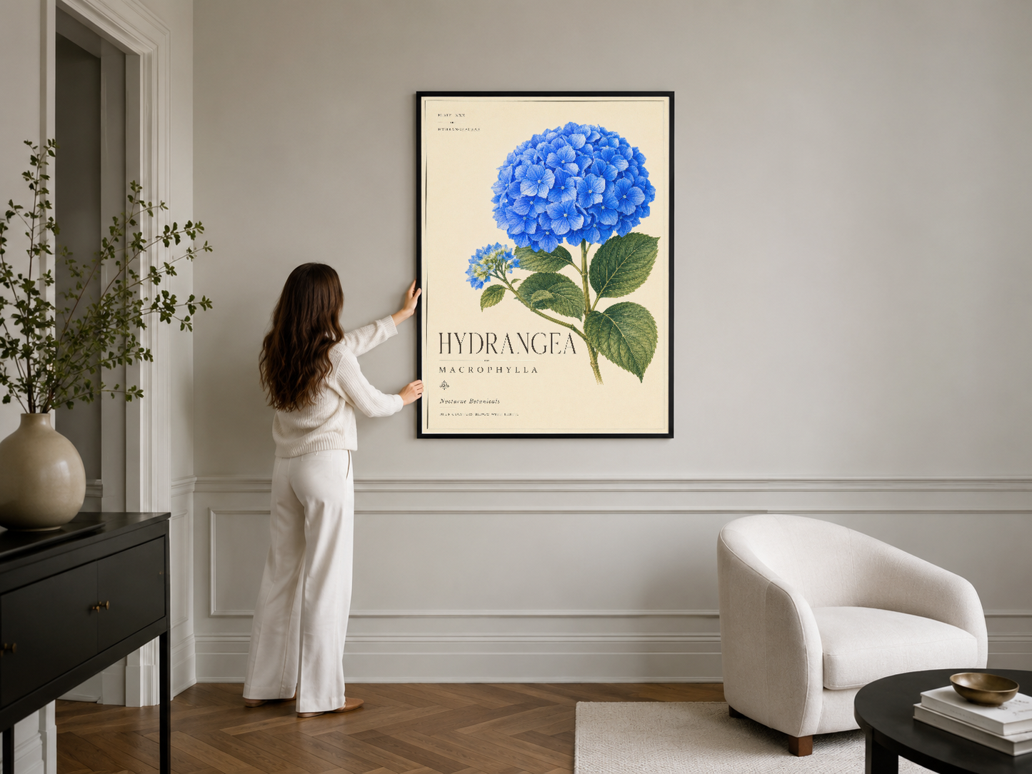 Vintage hortensia çiçek baskısı siyah çerçevesi, klasik beyaz iç mimaride zamansız bir güzellik sunan tablo.