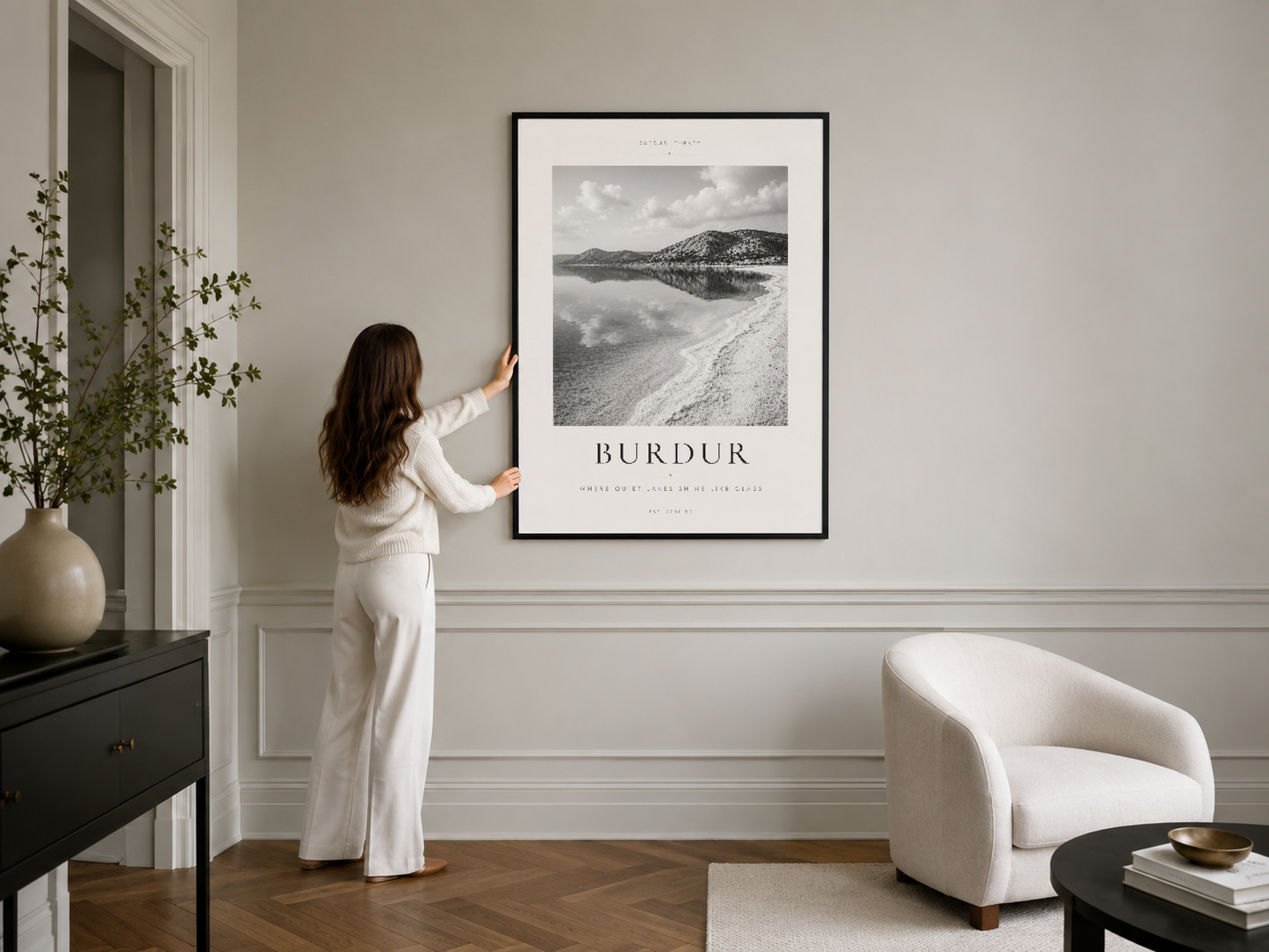 Burdur manzasının şık siyah çerçeveli posteri, minimalist oturma odasının duvarında.