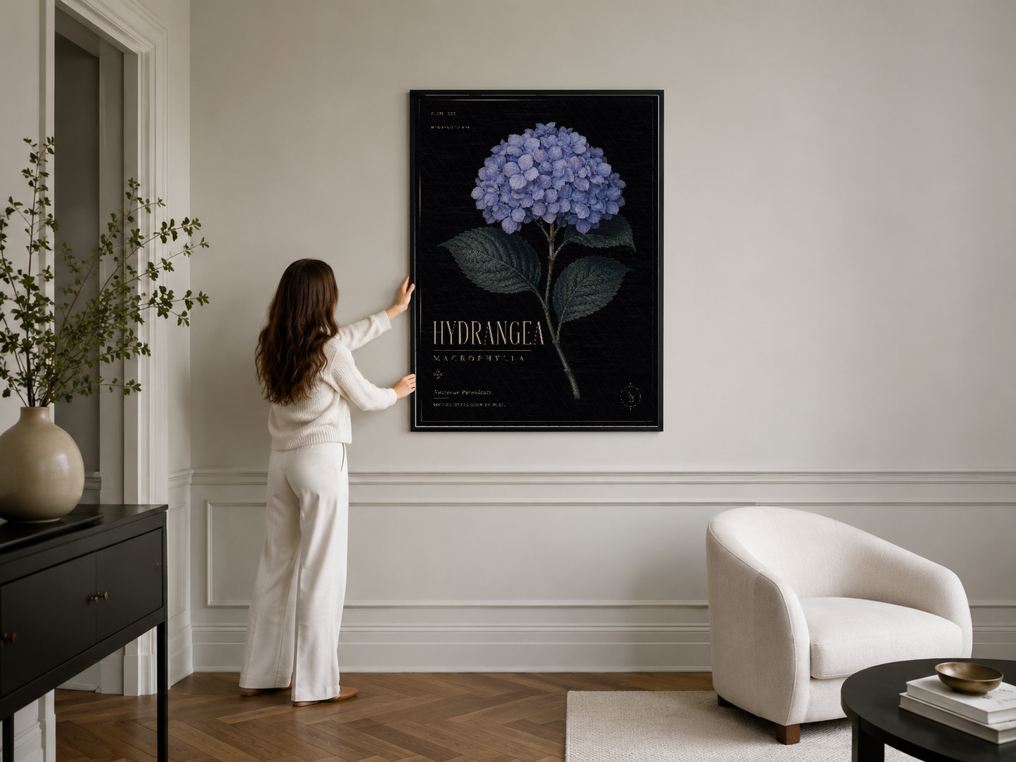 Klasik iç tasarıma uyum sağlayan siyah çerçeveli hydrangea posteri, beyaz panelli duvarın üzerinde sakin bir güzellik sunar.