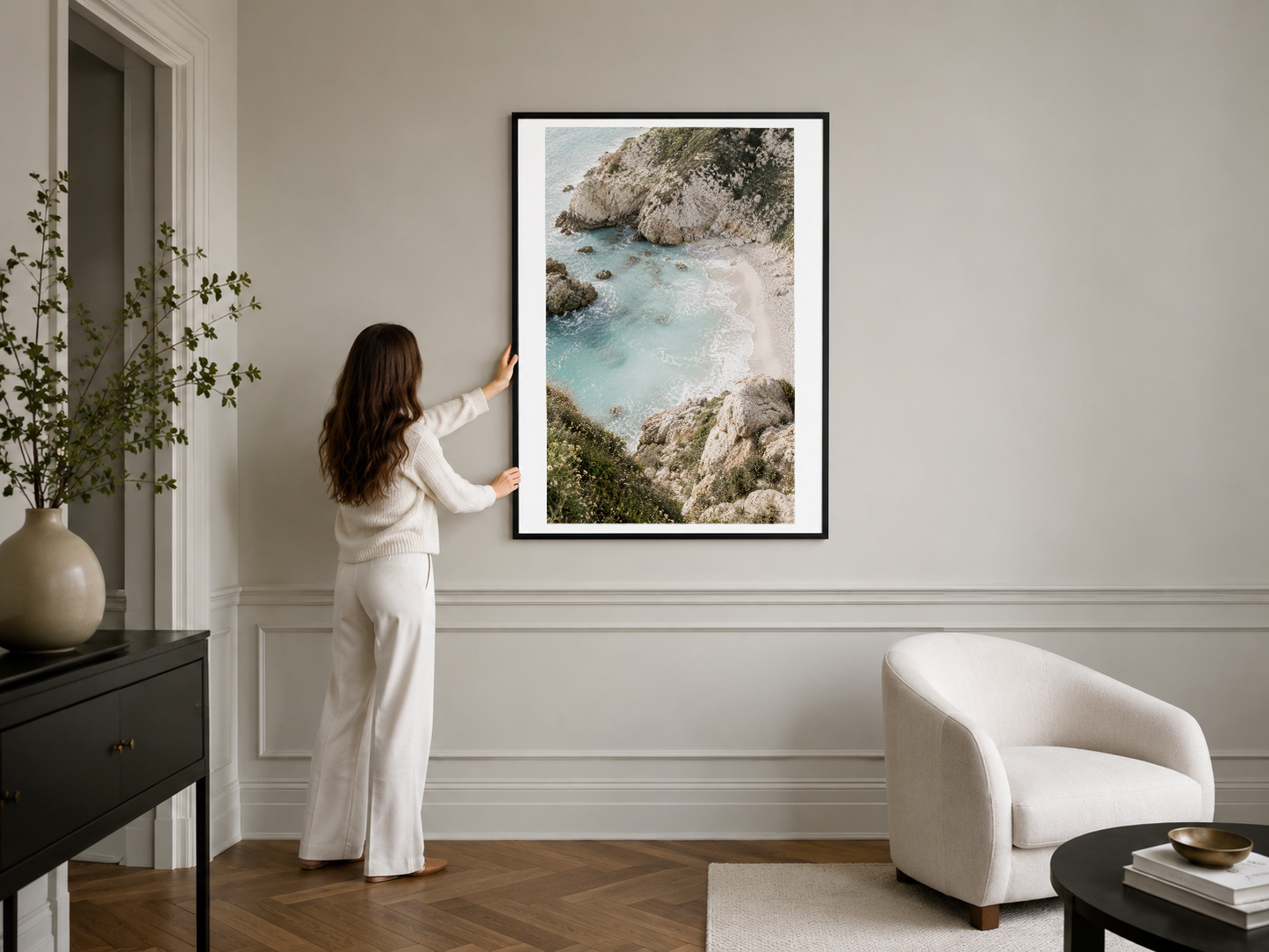 Akdeniz manzarası tablou, siyah çerçevede şık minimalist iç mekan dekorasyonunda.