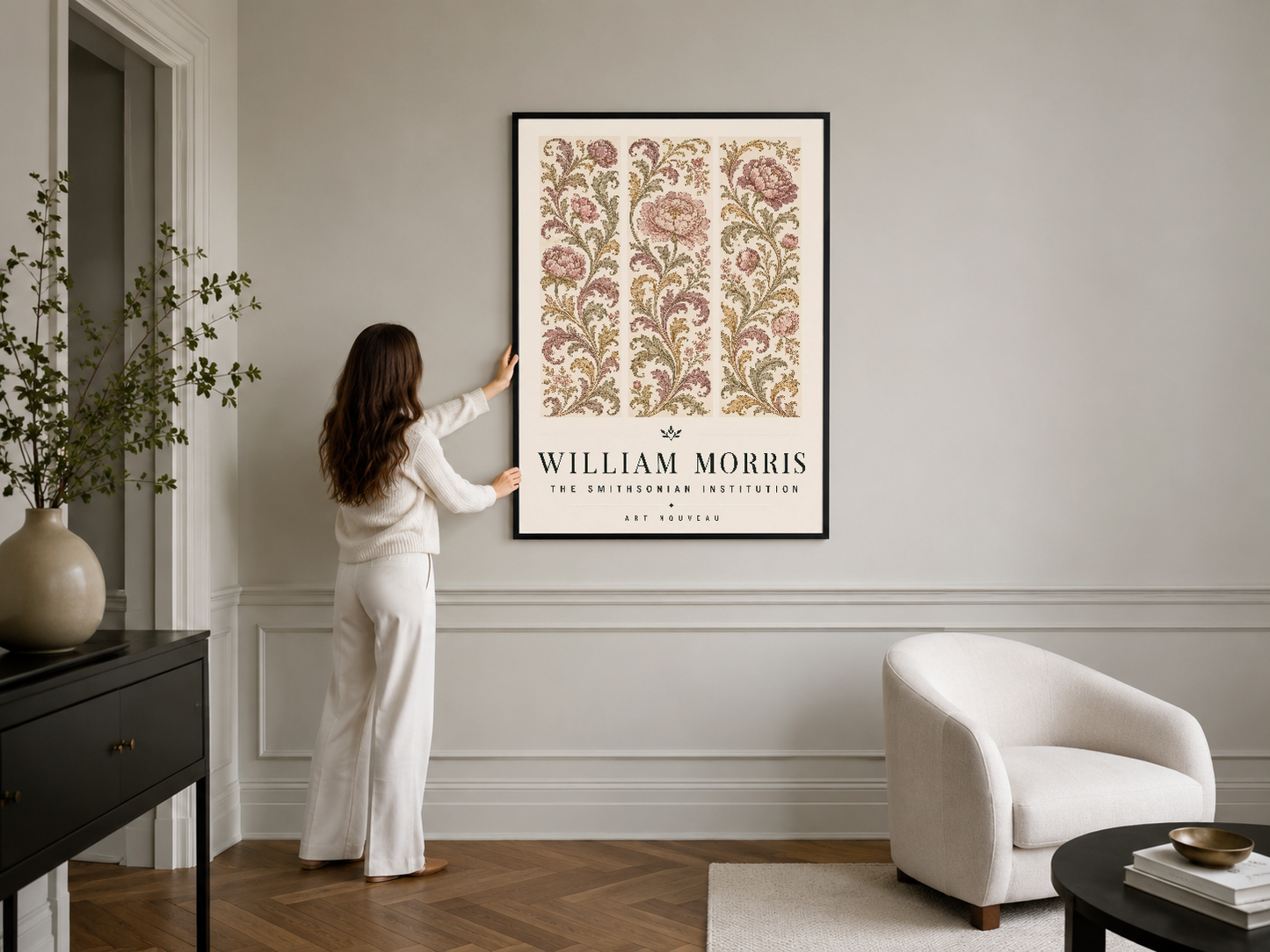 William Morris sanat posteri, siyah çerçeveli, klasik iç dekorasyonun merkezinde asılı duvar tablosu.