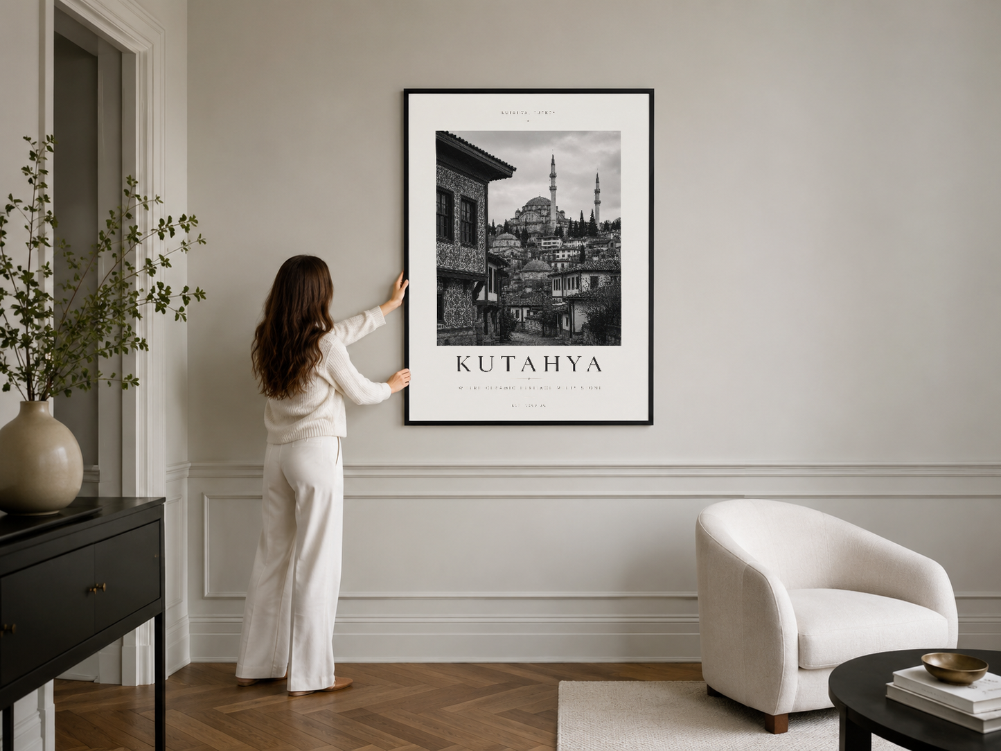 Kutahya şehir manzarası siyah beyaz poster, siyah çerçevede şık ve çağdaş yaşam alanında duvar sanatı.