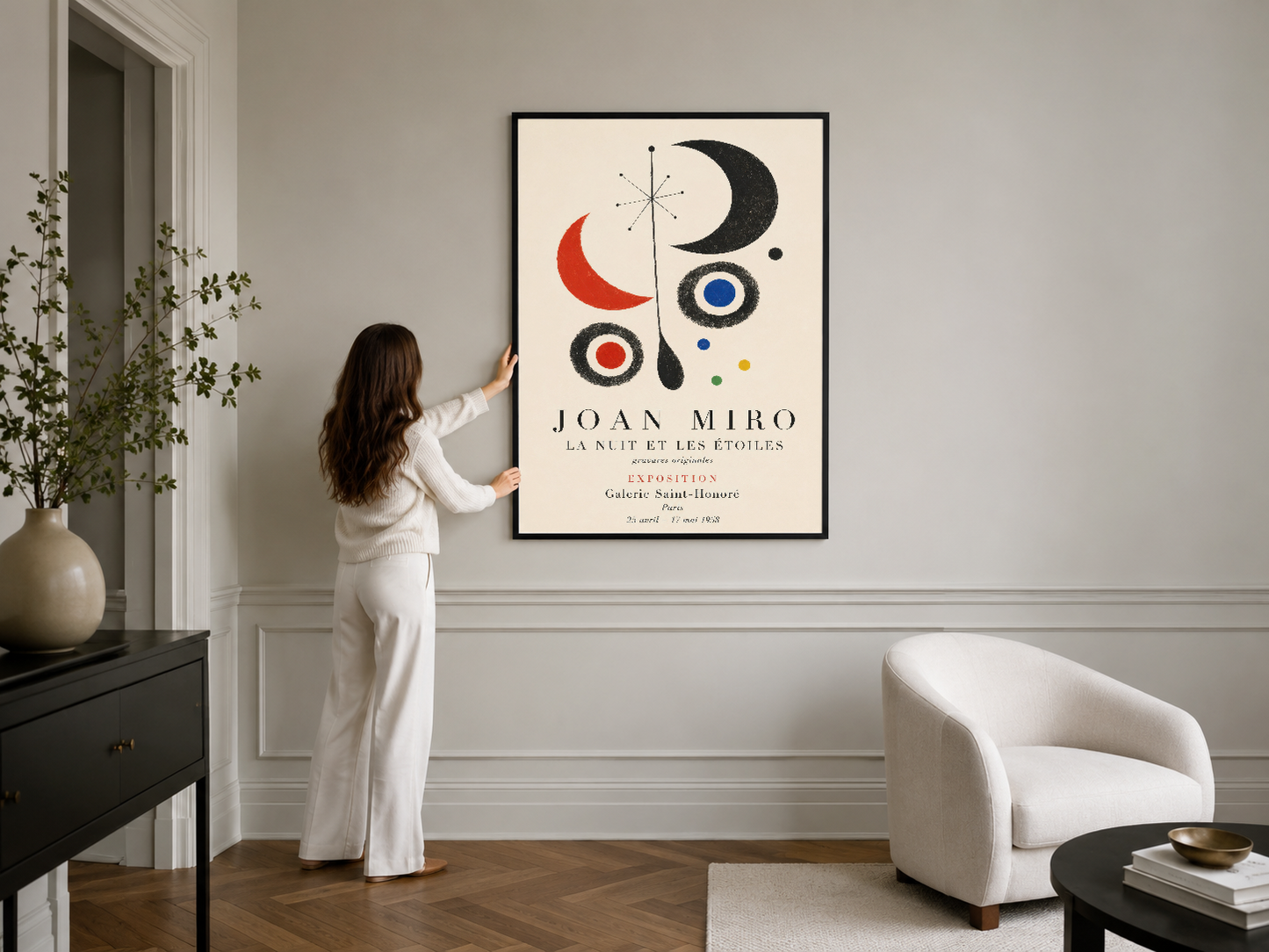 Joan Miro çerçeveli poster, beyaz iç mekanda şık ve minimalist dekorasyon çözümü.