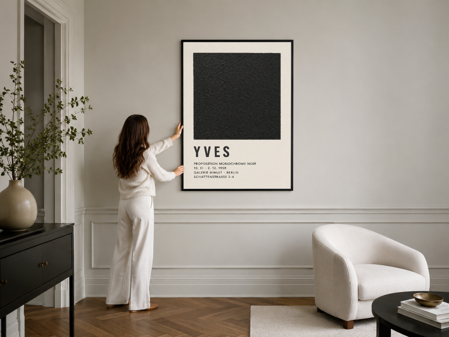 Siyah çerçeveli minimalist Yves sanat posteri, şık iç mimaride duvar dekorasyonu olarak.