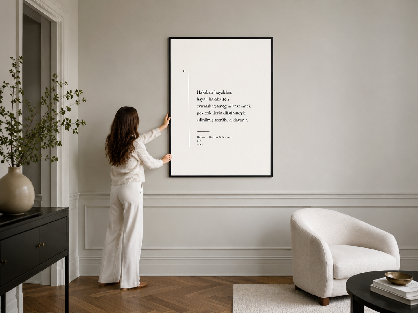 Siyah çerçeveli minimalist duvar tablosu, şık ve monokrom tasarımlı modern evde asılı.