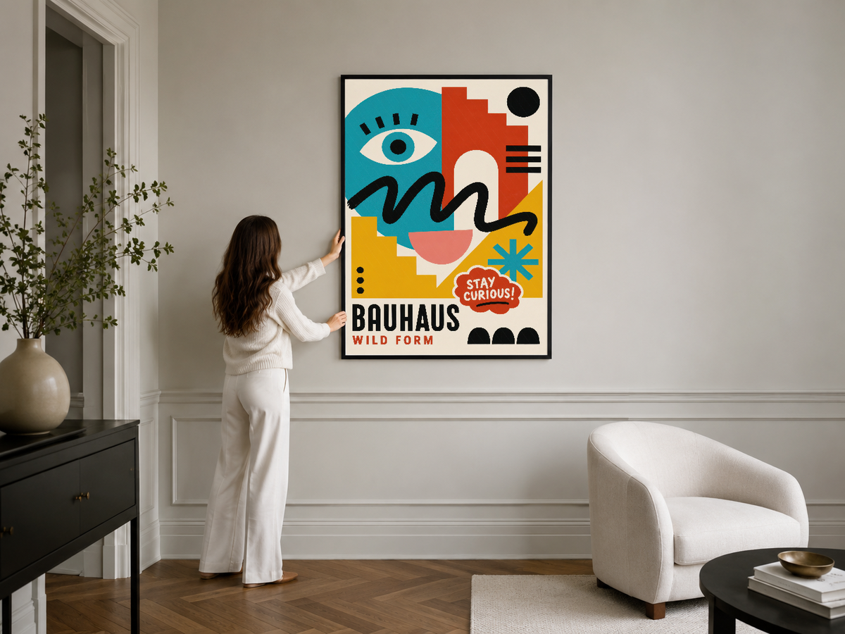 Minimalist modern iç mekanda, siyah çerçeveli Bauhaus stilinde renkli abstract sanat tablosu.