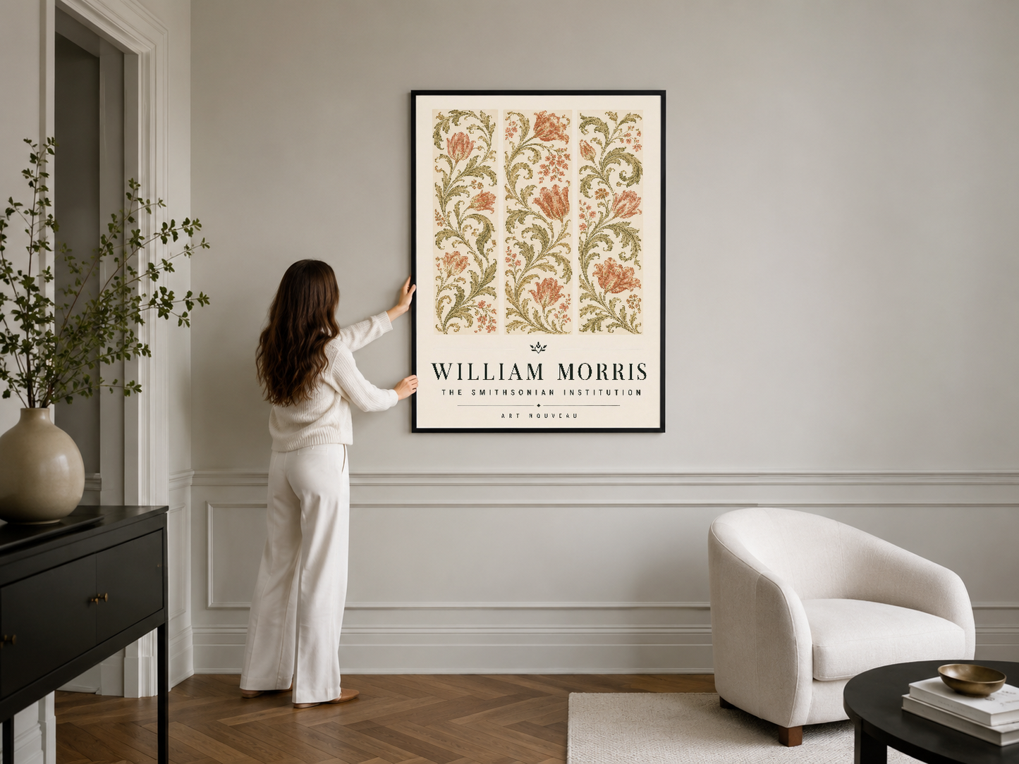 William Morris botanik sanatı tablosu, siyah çerçeveli, şık iç mekanda duvar dekorasyonu olarak gösterilmiş.