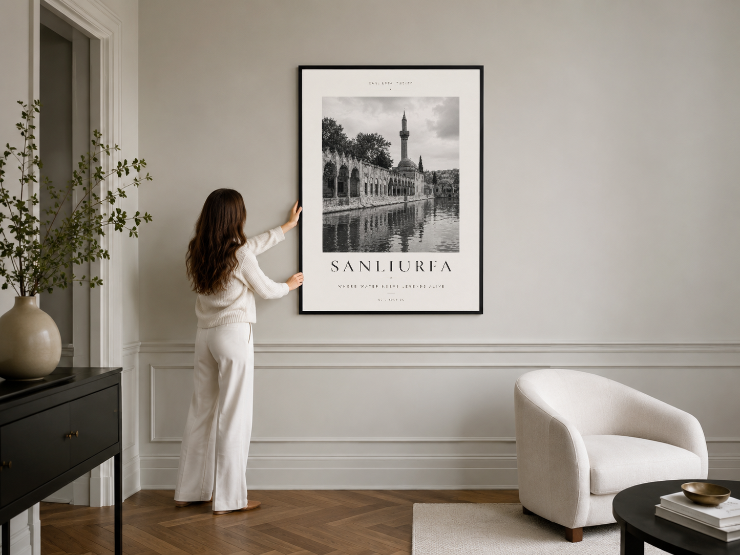 Klasik Şanlıurfa gravürü, siyah çerçeveli poster olarak şık oturma odasının duvarında sergileniyor.