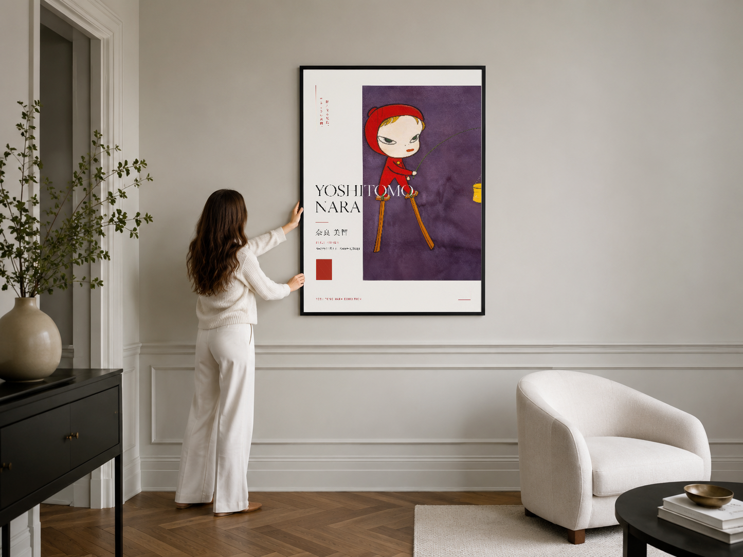 Siyah çerçeveli asya tarzı portre posteri, modern beyaz iç mimaride duvarın üstünde.