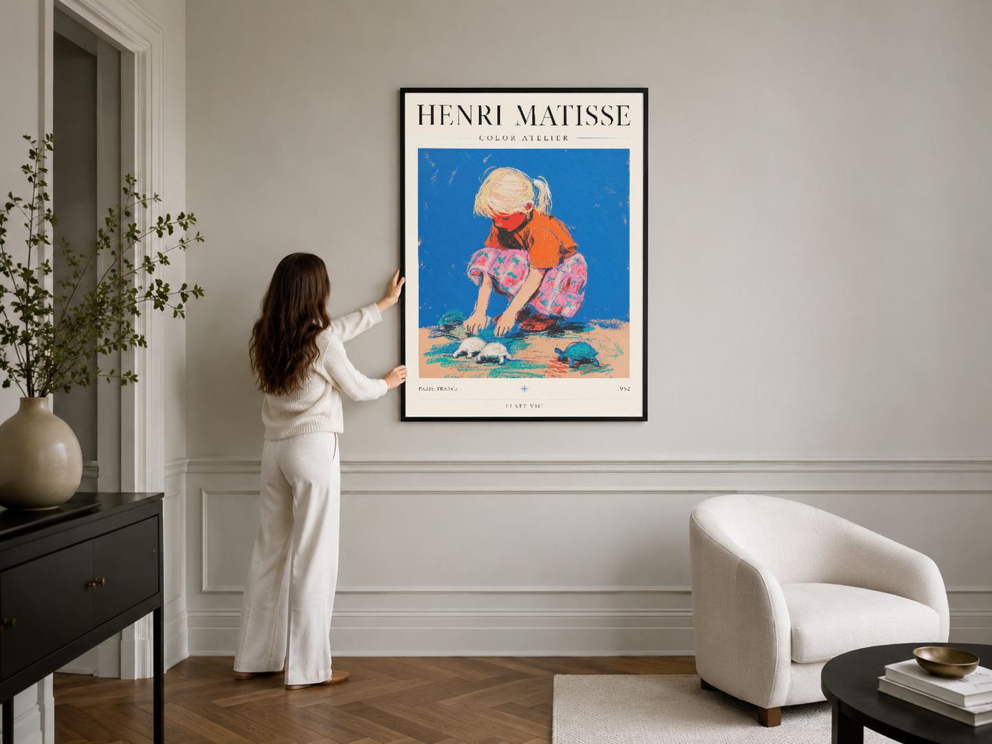 Matisse renk sahnesi tablosu, siyah çerçeveli, şık iç mekanda kanepenin üstünde, modern dekorasyon.