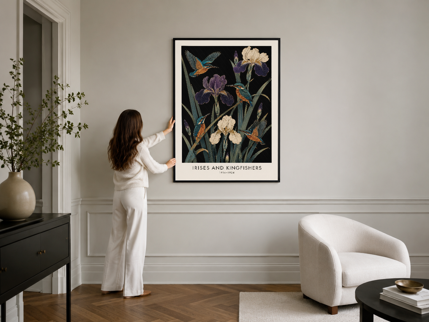 Vintage botanik iris ve kingfisher tablosu, siyah çerçevelenmiş, modern oturma odasının duvarında.