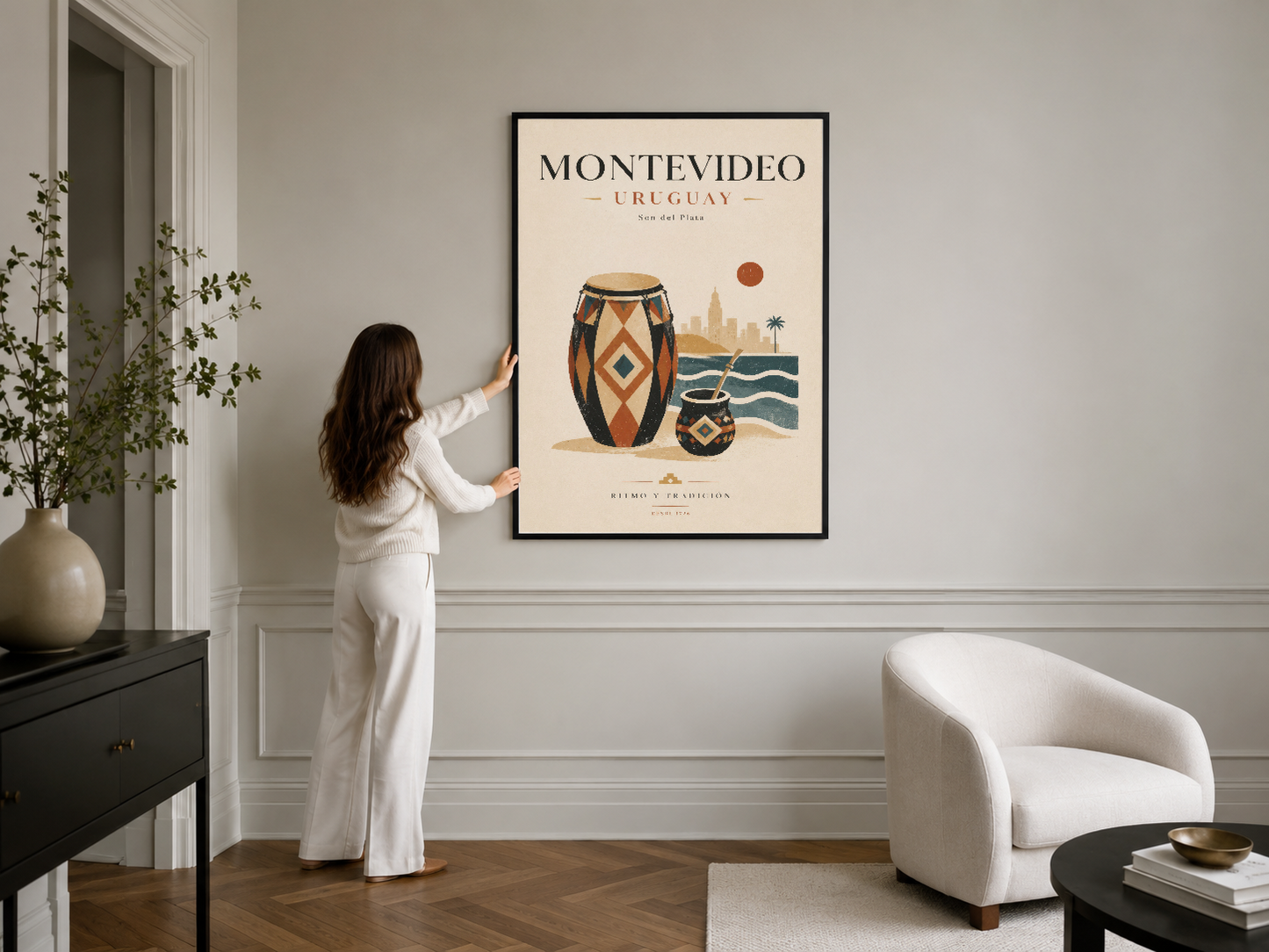 Montevideo Uruguay posterinin siyah çerçevesi, şık oturma odasında kültürel tasarım öğeleriyle gösteriliyor.