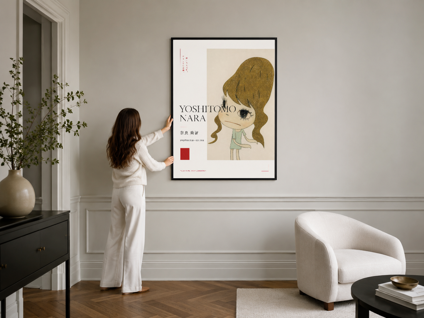 Siyah çerçeveli poster, modern klasik iç tasarıma entegre olmuş Yoshitomo Nara'nın görkemli kız karakteri.
