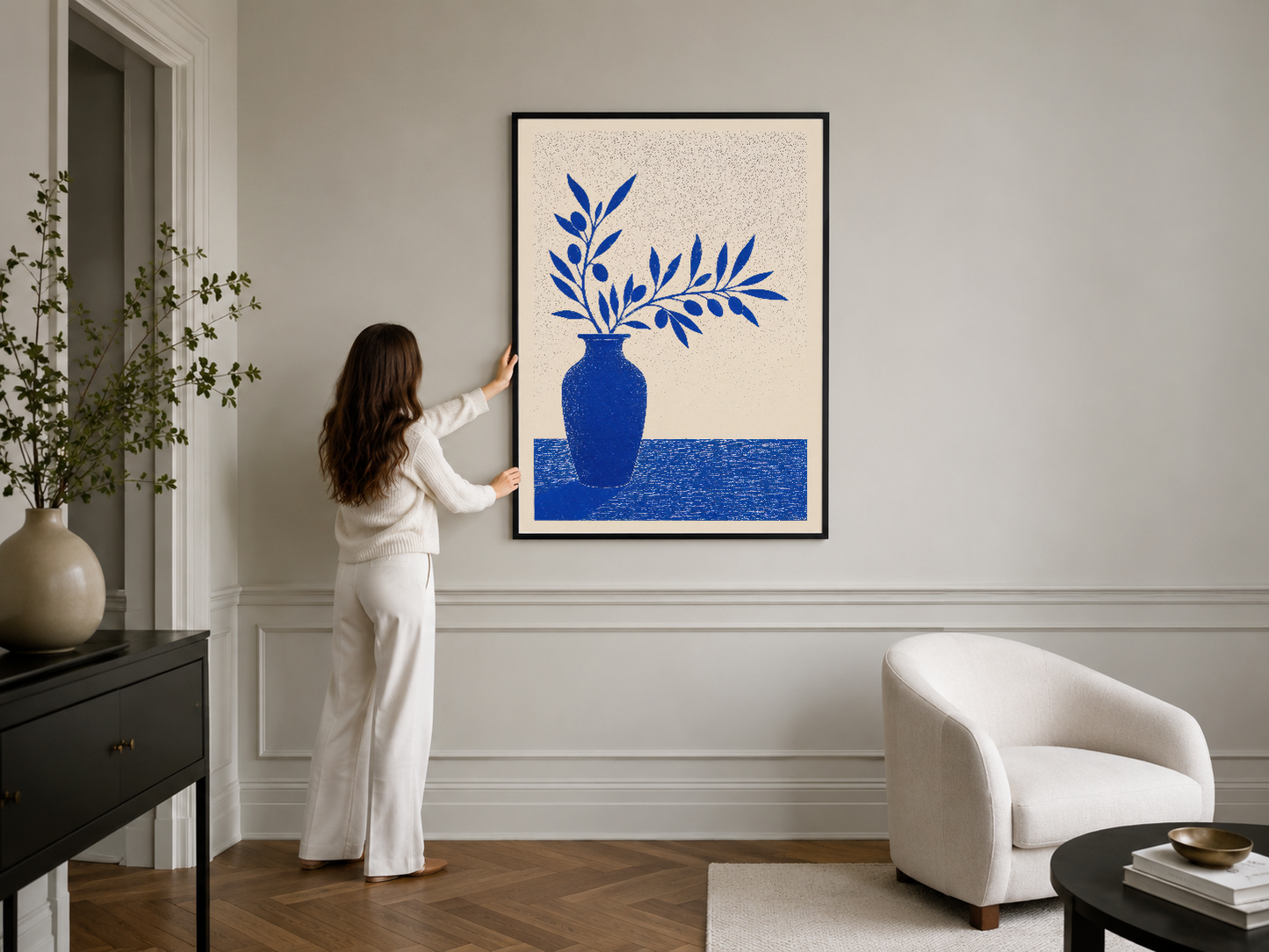 Canlı mavi vazo tasarım poster, siyah çerçeveli duvar sanatı contemporary ev dekorasyonunda klasik beyaz panelli duvar