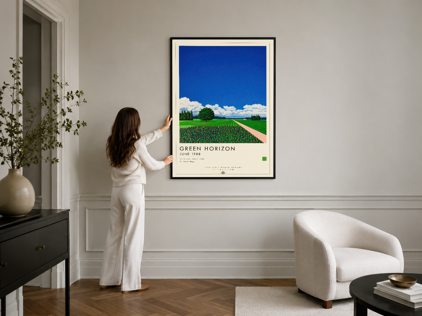 Modern oturma odasında siyah çerçeveli, yeşil ufuk temalı retro sanat posteri.