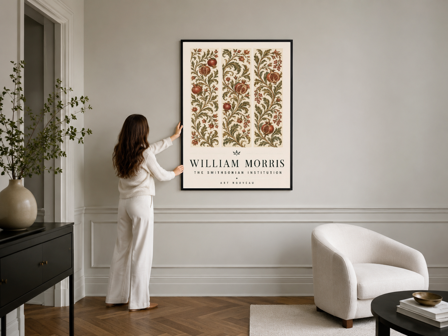 Siyah çerçeveli klasik William Morris posteri, modern minimalist iç tasarımda nostaljik ve dekoratif bir yer edinmiş.