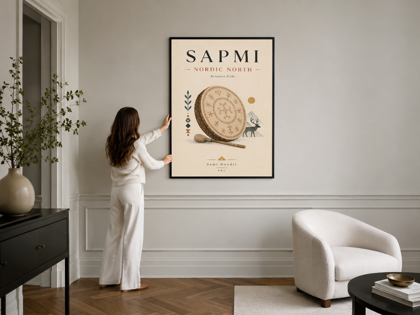 Sapmi Nordic North posteri, siyah çerçeveli, Sami sanat, modern klasik yaşam alanında.