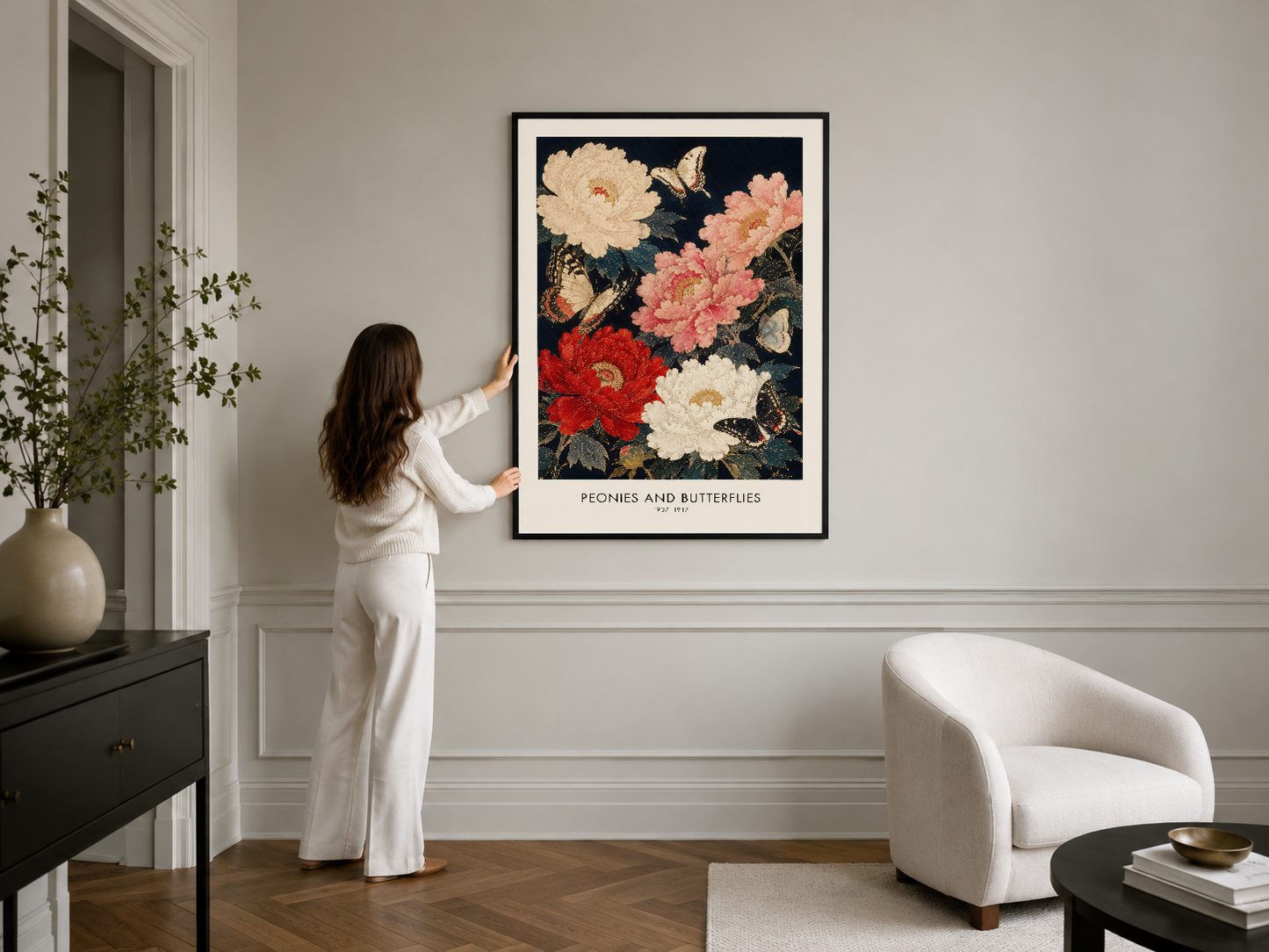 Siyah çerçeveli çiçek ve kelebek motifli sanat tablosu, modern yaşam alanında duvar dekorasyonu.