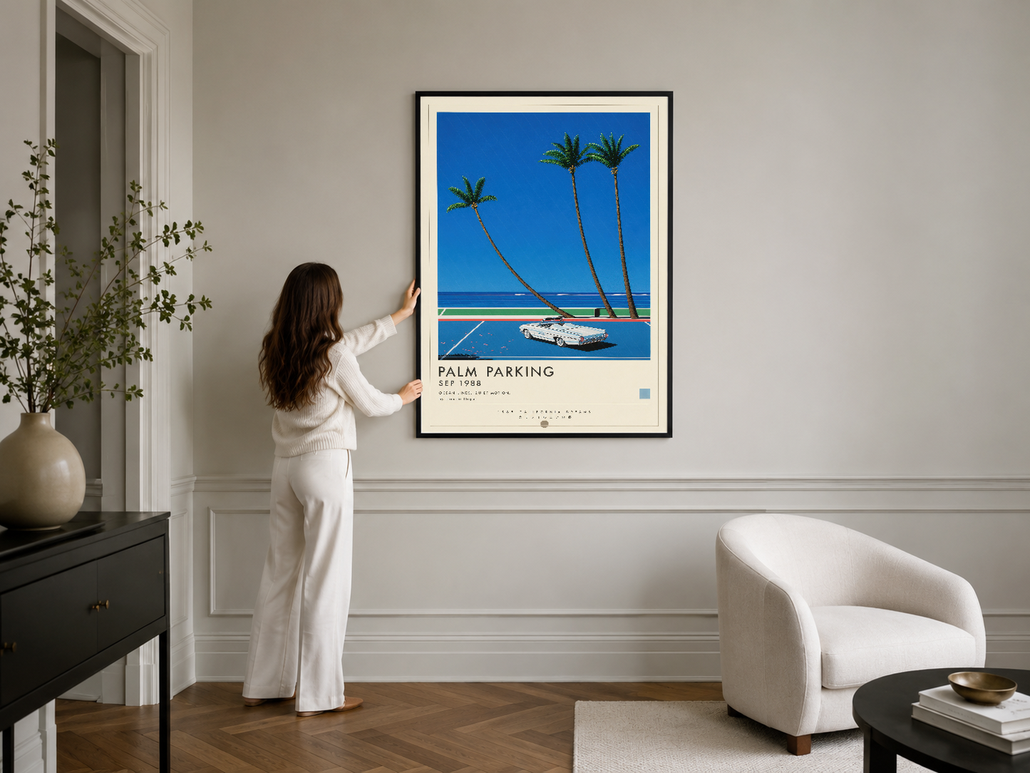 Siyah çerçeveli retro Palm Parking posteri, modern başlık çizgileri ve beyaz mobilyalarla geniş duvarda göz alıcı bir merkez