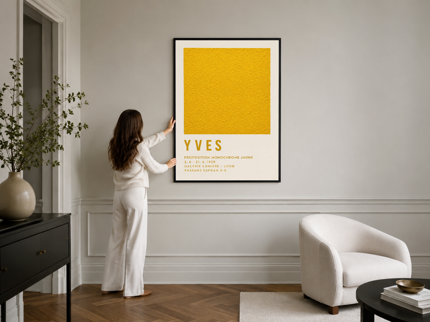 Modern oturma odasında siyah çerçeveli sarı poster, minimalist dekorasyonun merkezinde yer alıyor.