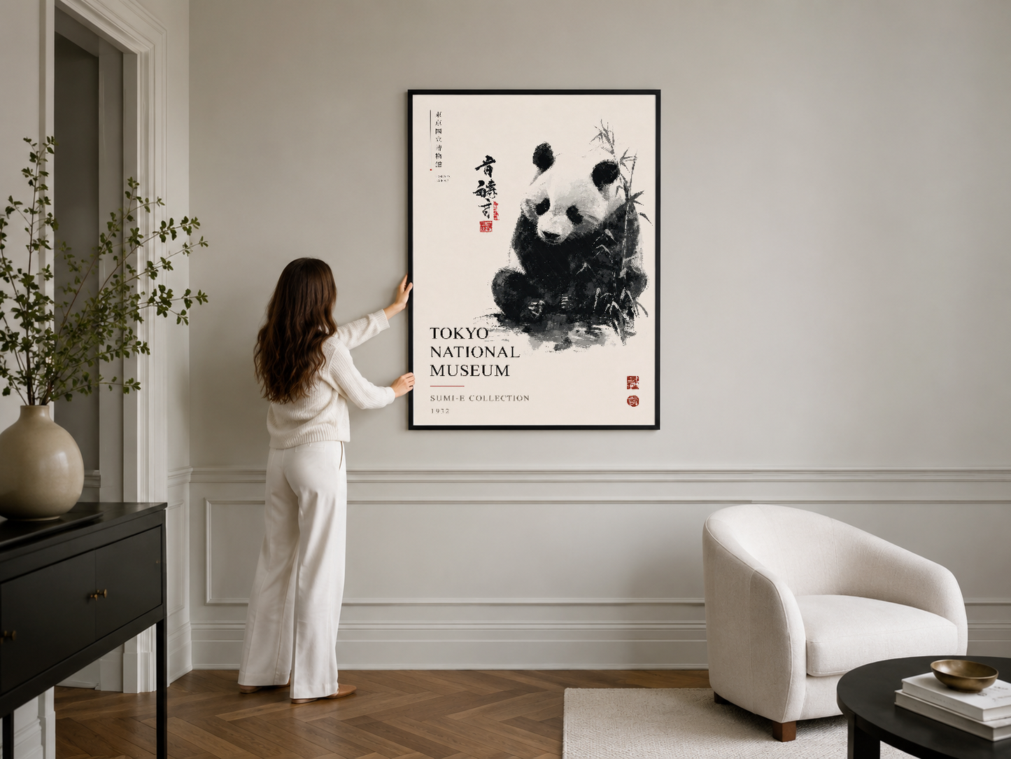 Zarif yaşam alanında, siyah çerçeveli Japon müzesi panda tablosu beyaz duvarda minimalist ve çarpıcı bir dekorasyon sunuyor.