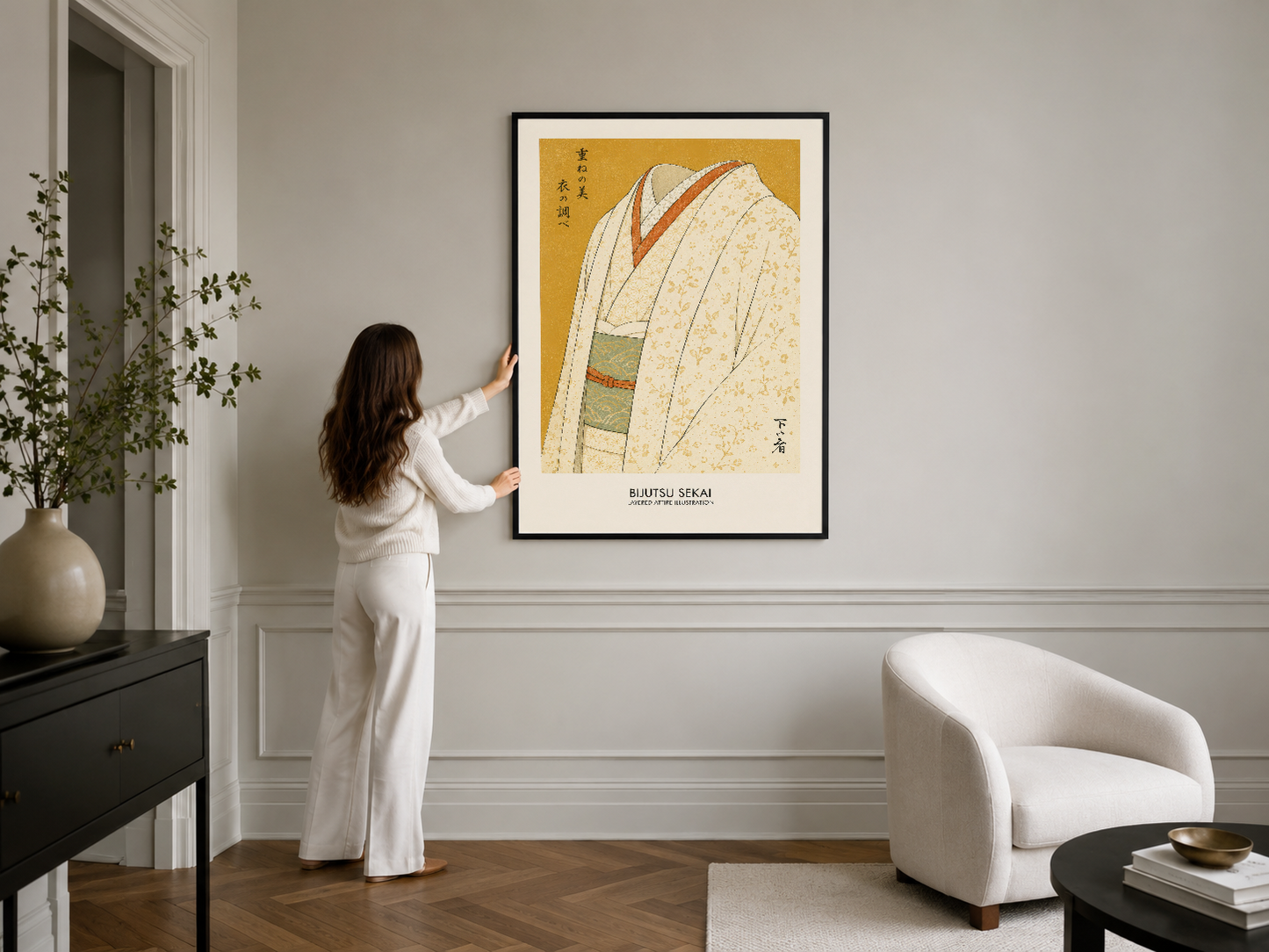Modern oturma odasında siyah çerçeveli, Japon tekstil motifli zarif duvar dekorasyonu.