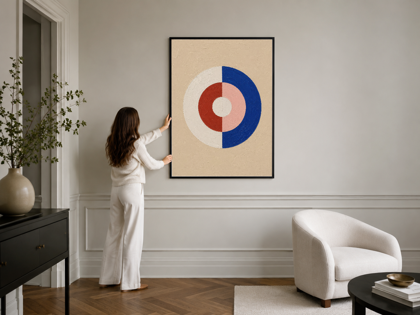 Soyut daire tasarımlı poster, siyah çerçevede contemporary iç dekorde yer alıyor.