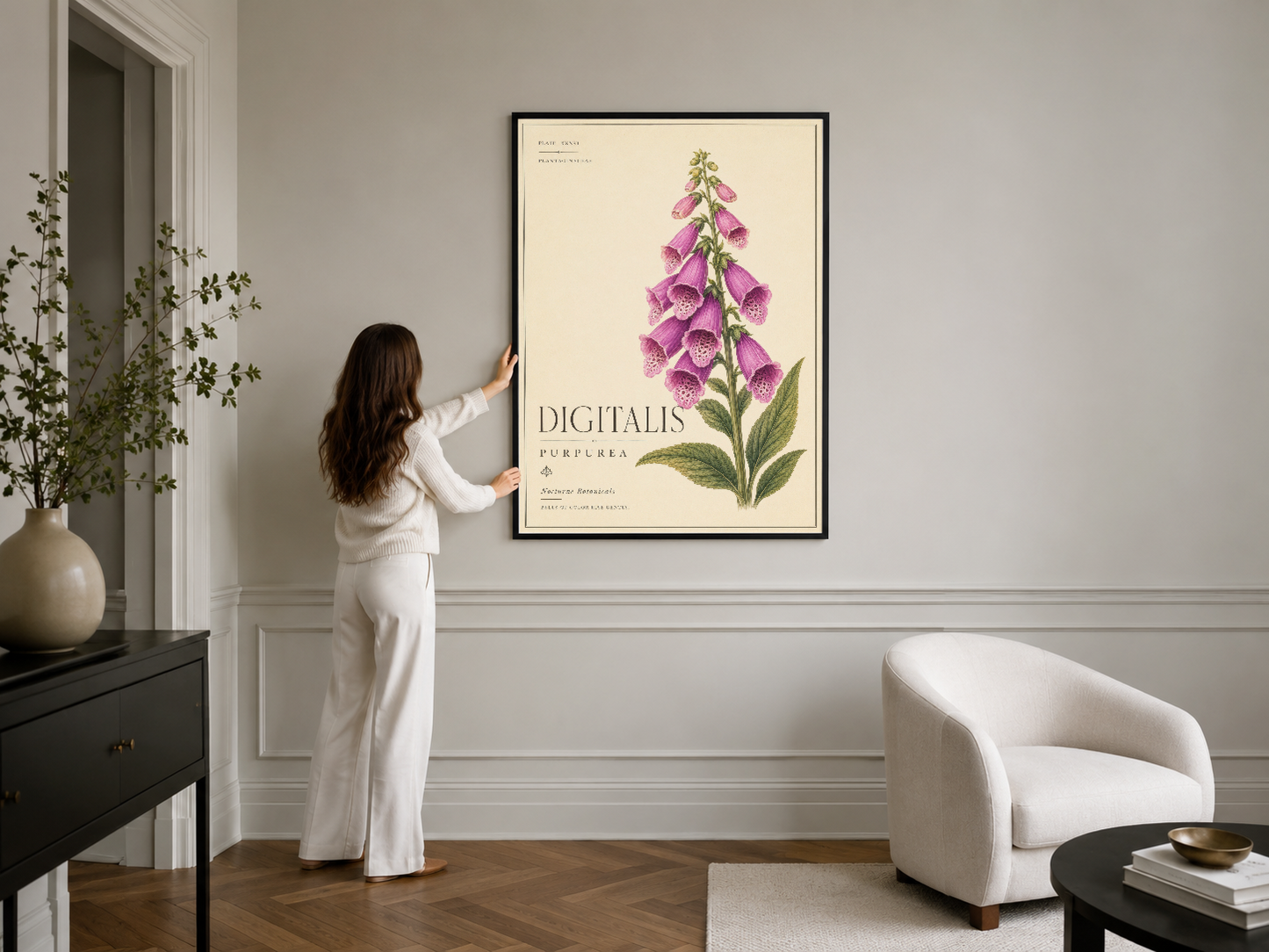 Siyah çerçeveli botanik Digitalis posteri, modern salon duvarında asılı, klasik dekorasyon detayı.