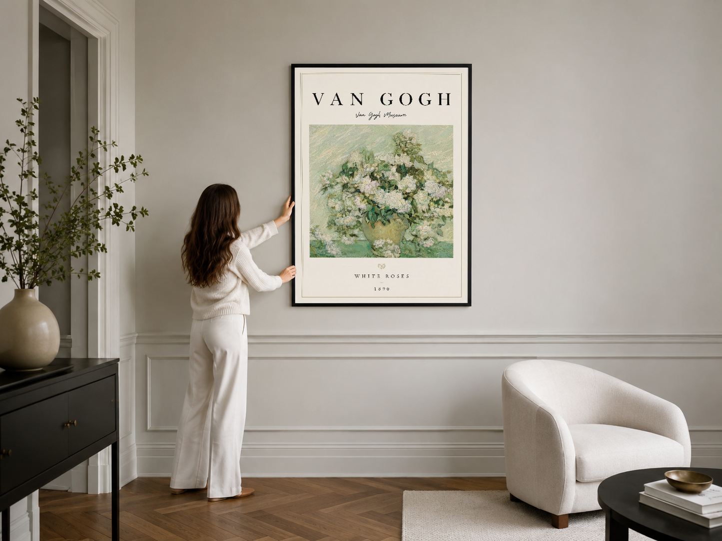 Siyah çerçeveli Van Gogh Beyaz Güller posteri, zarif beyaz iç mekan tasarımında göz çekici şekilde asılı.