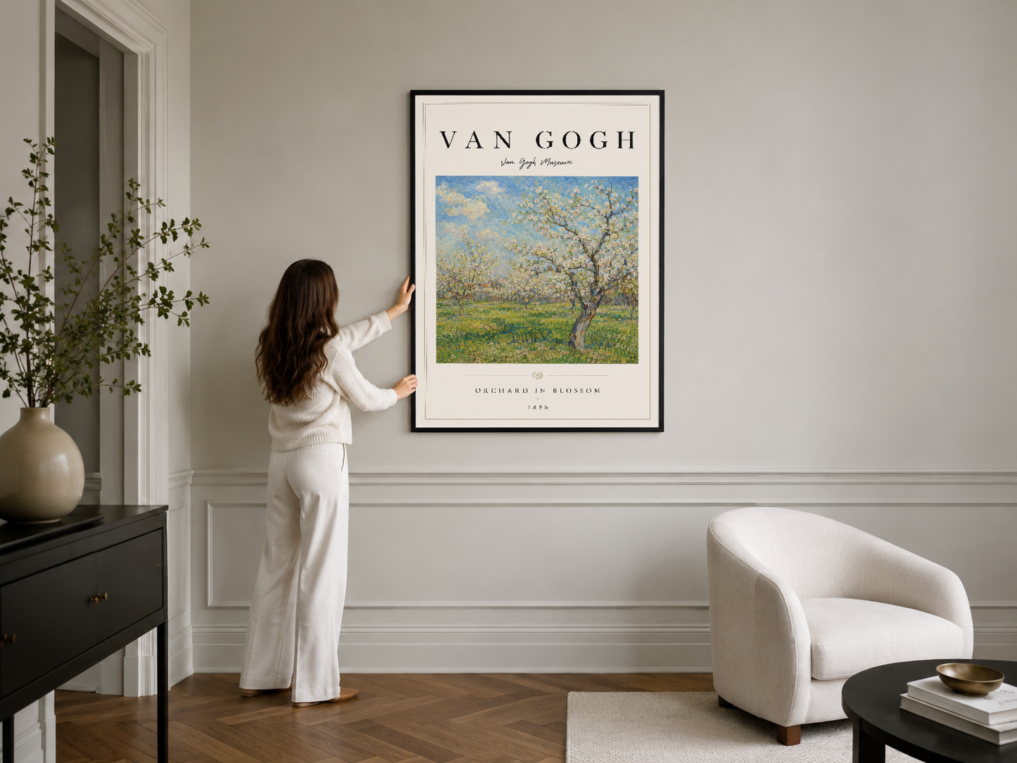 Van Gogh Orchard in Blossom posteri siyah çerçeveli, modern minimalist salon duvarında asılı.