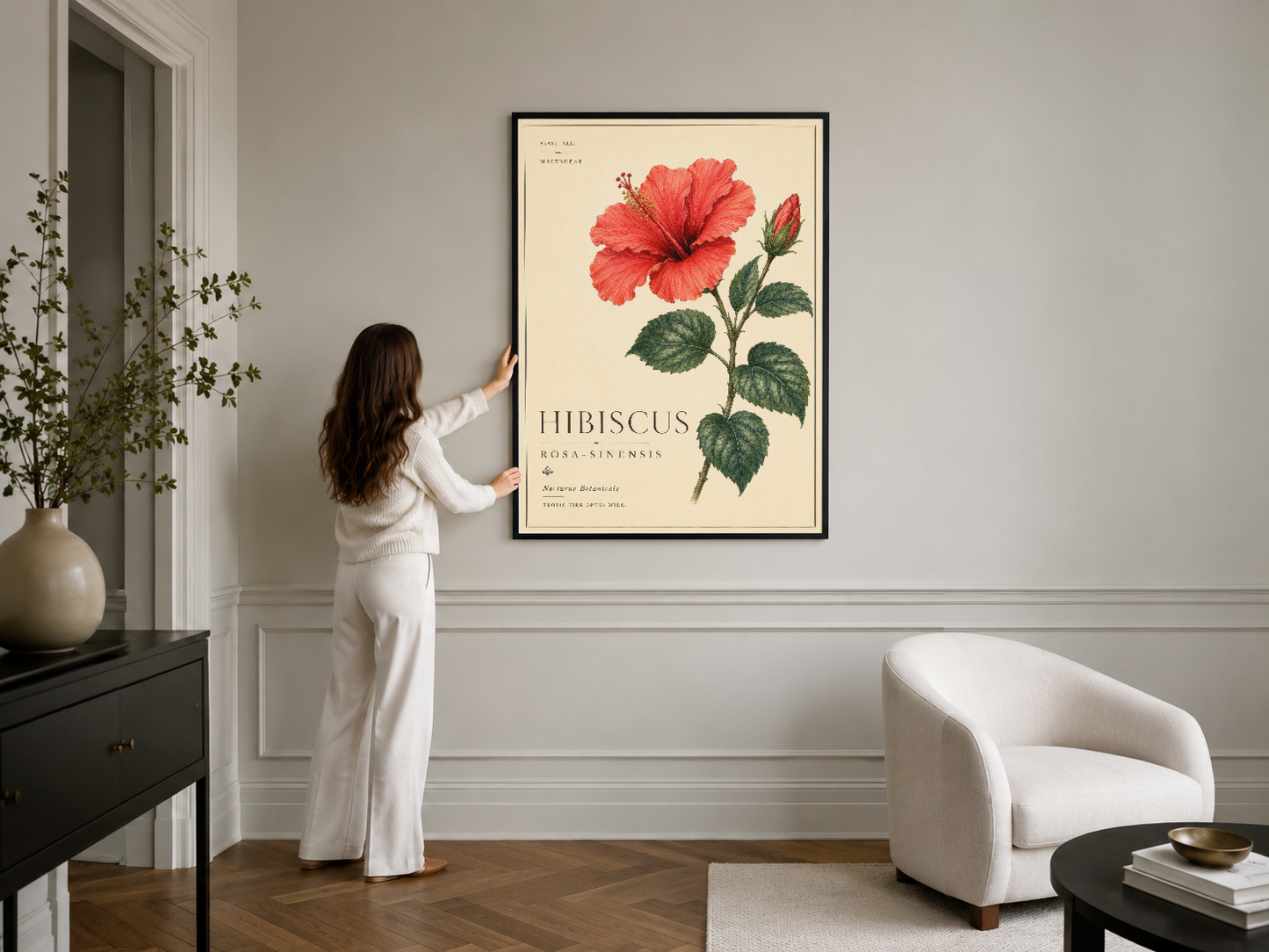 Klasik botanik hibiskus posteri, siyah çerçeveyle modern salon dekorasyonunda şık bir yer alıyor.