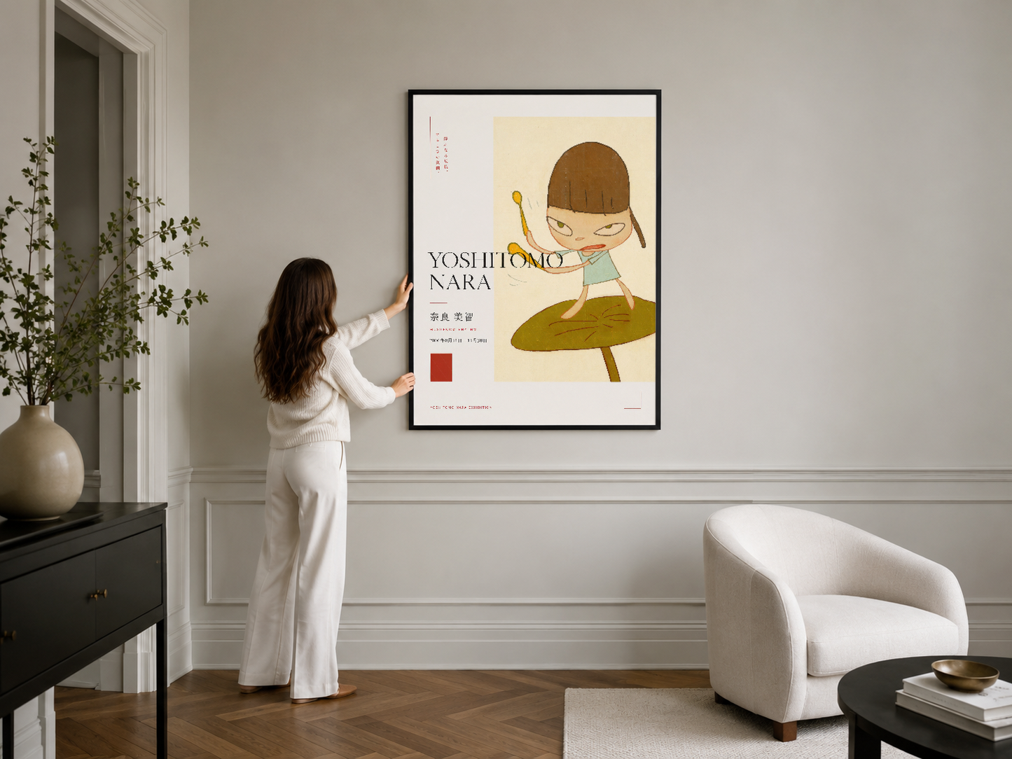 Siyah çerçeveli modern sanat tablosu, şık beyaz iç mimaride minimal duvar dekorasyonu olarak konumlandırılmış.