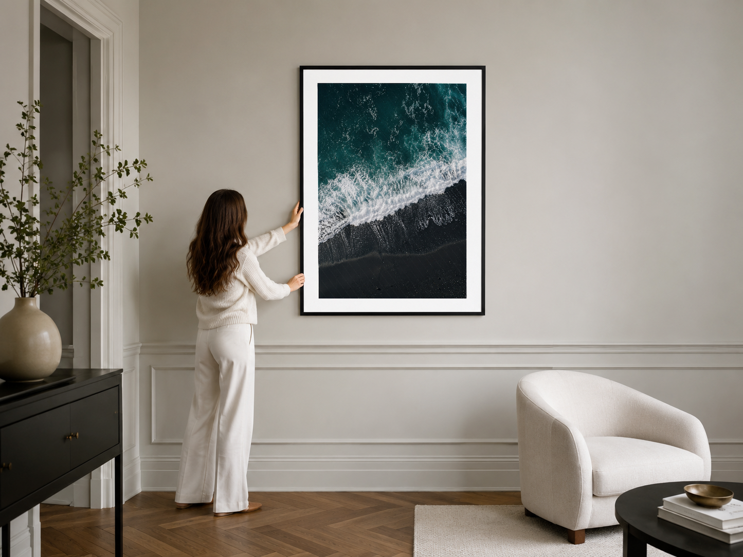 Siyah çerçeveli deniz fotoğraf tablosu, klasik oturma odasının duvarında minimalist sanat accenti.