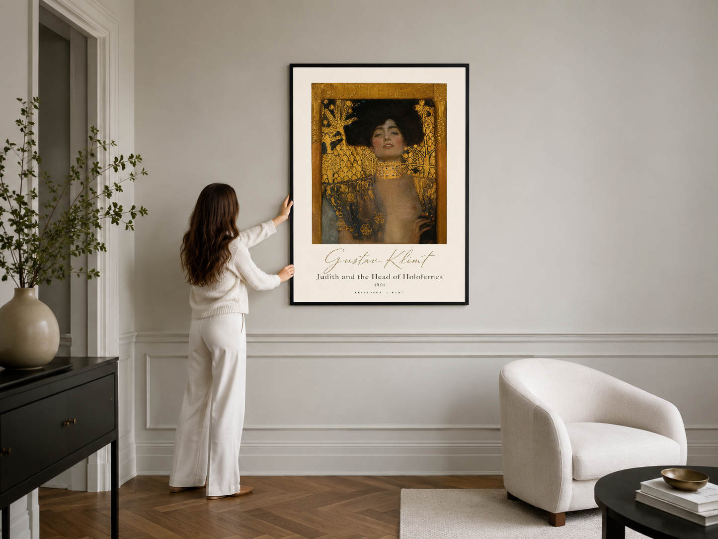 Judith and the Head of Holofernes tablosu, beyaz çerçeveyle koyu renk duvarın karşısında zarif ve etkileyici bir sanat
