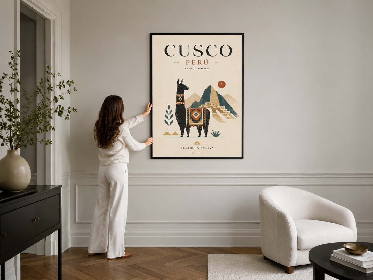Cusco Peru vintage poster siyah çerçevede, şık oturma odasının duvarında atmosferik görünümle.