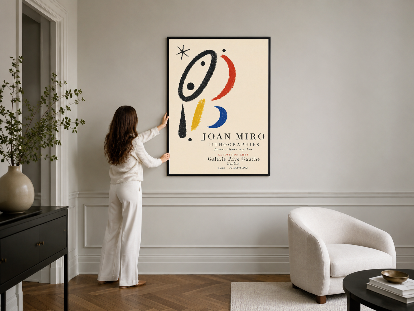 Joan Miró posteri siyah çerçeveli, şık oturma odasının ana duvarında.