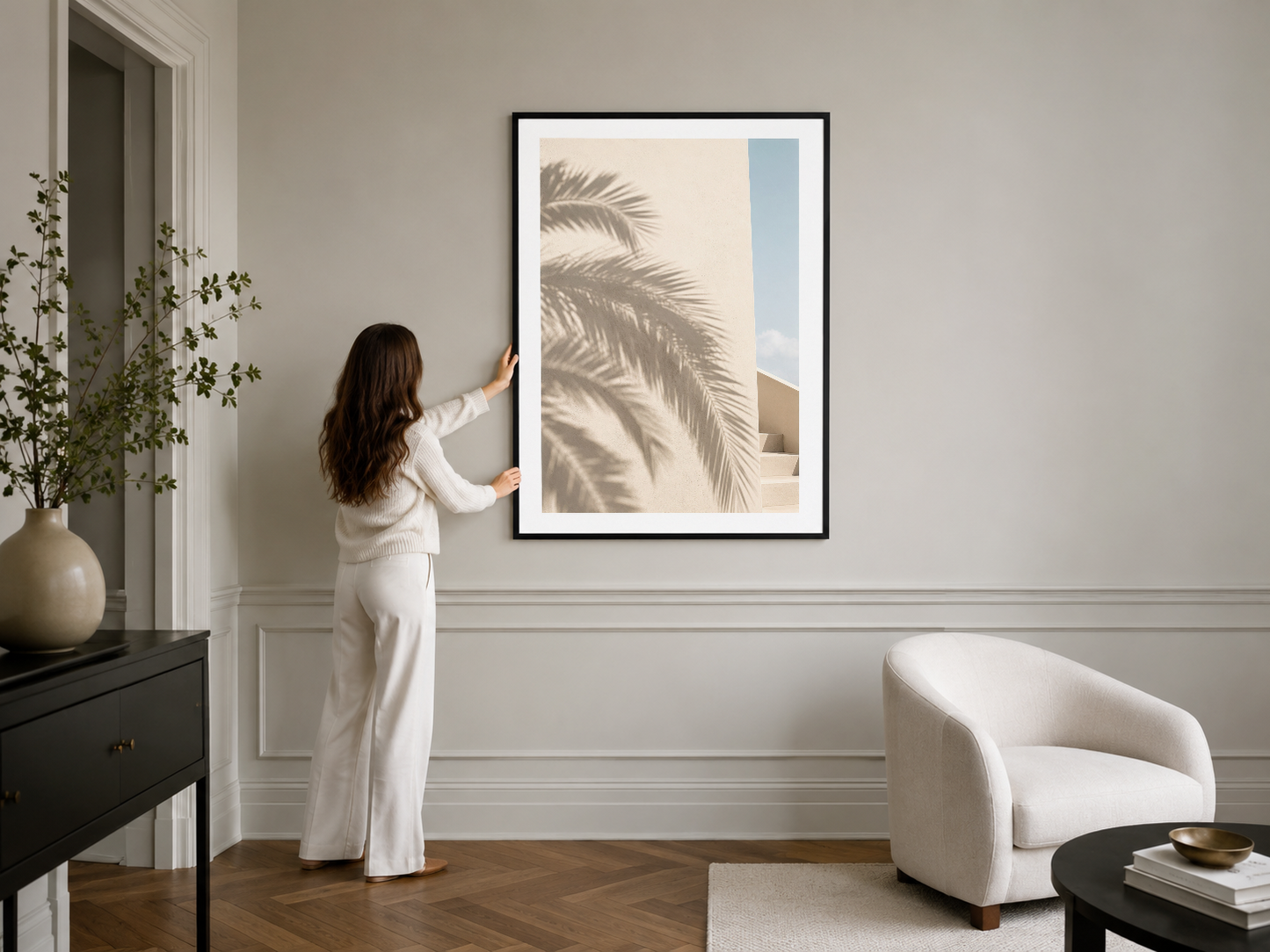 Siyah çerçeveli poster, klasik dekorlu odada yaprak gölgesiyle zen atmosferi yaratıyor.