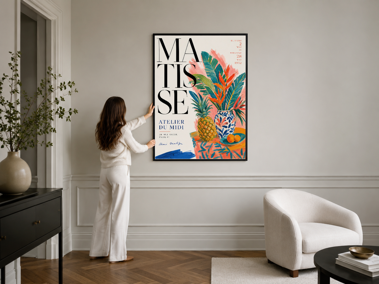 Matisse posteri, siyah çerçeveli, minimalist iç tasarımda etkileyici bir duvar dekorasyonu olarak duruyor.