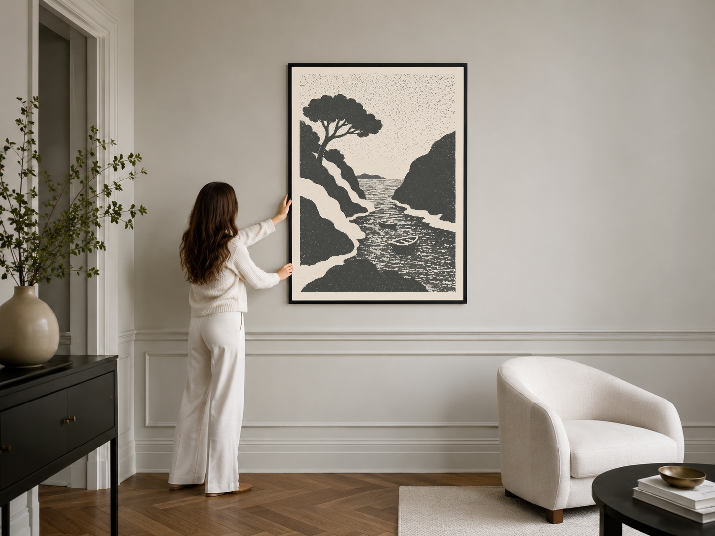 Siyah çerçeveli, nötr duvarda sergilenen huzurlu deniz peyzajı ve ağaç başlı siyah beyaz poster.