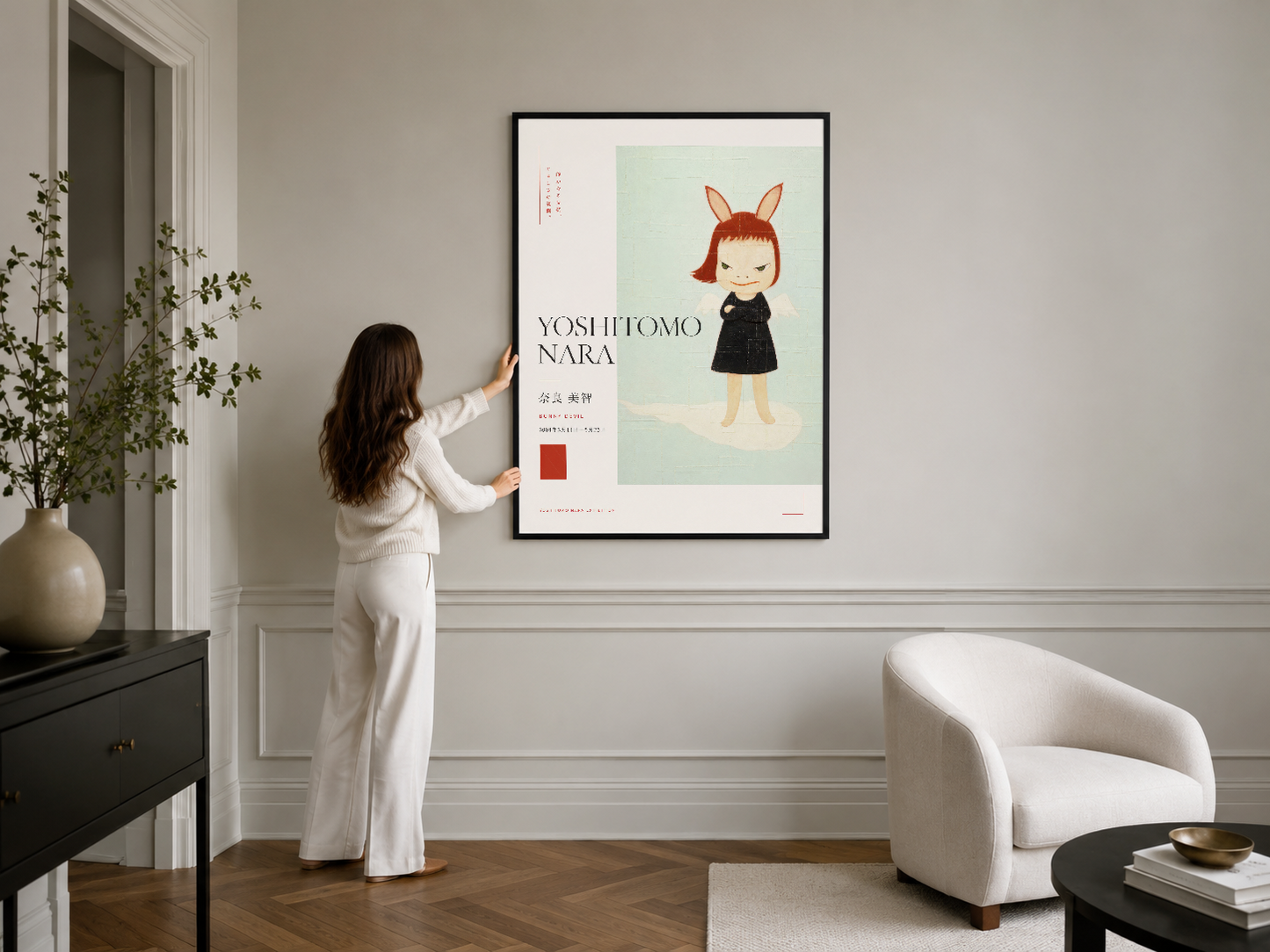Siyah çerçeveli poster, klasik oturma odasında narin karakter ve sofistike tasarımıyla zarafet katıyor.