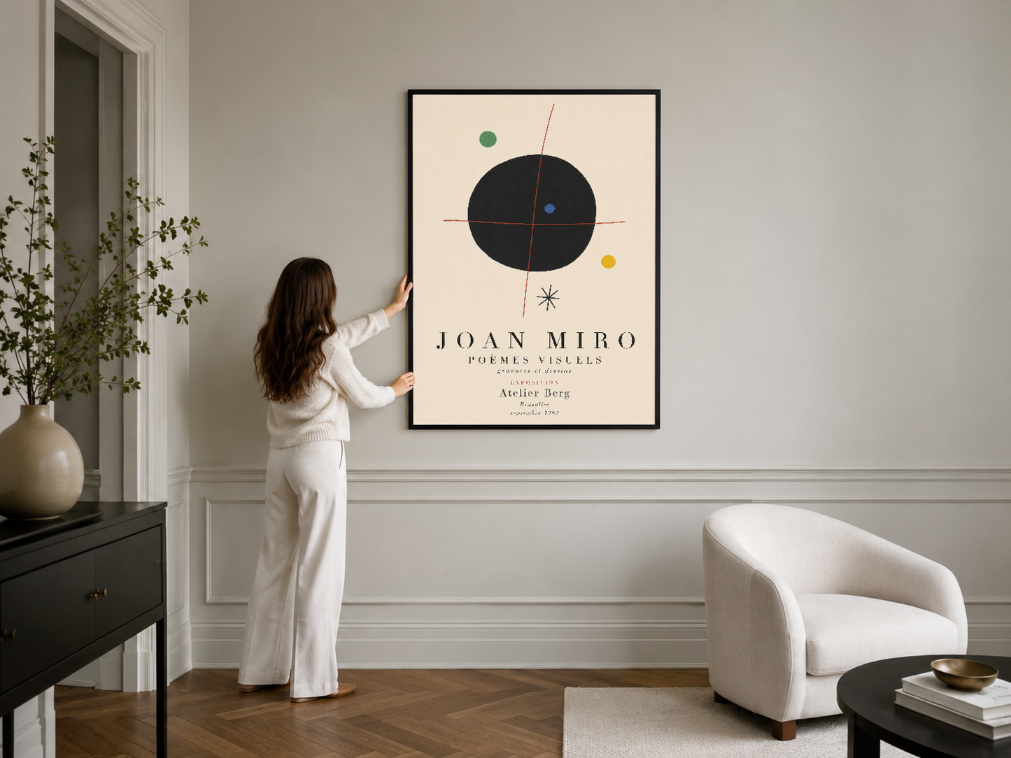 Joan Miro Poemes Visuels tablosu, minimalist oturma alanında soyut sanatın zarafetini vurguluyor.