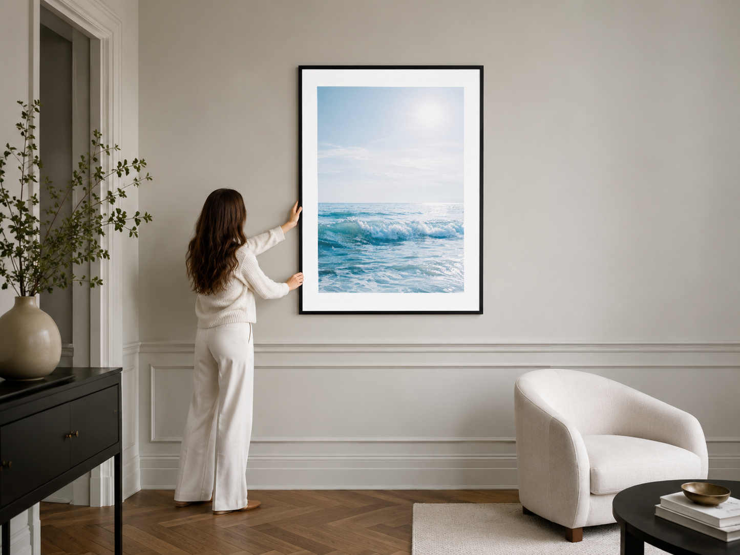 Siyah çerçeveli plaj manzarası posteri, modern minimalist iç mekân tasarımında.