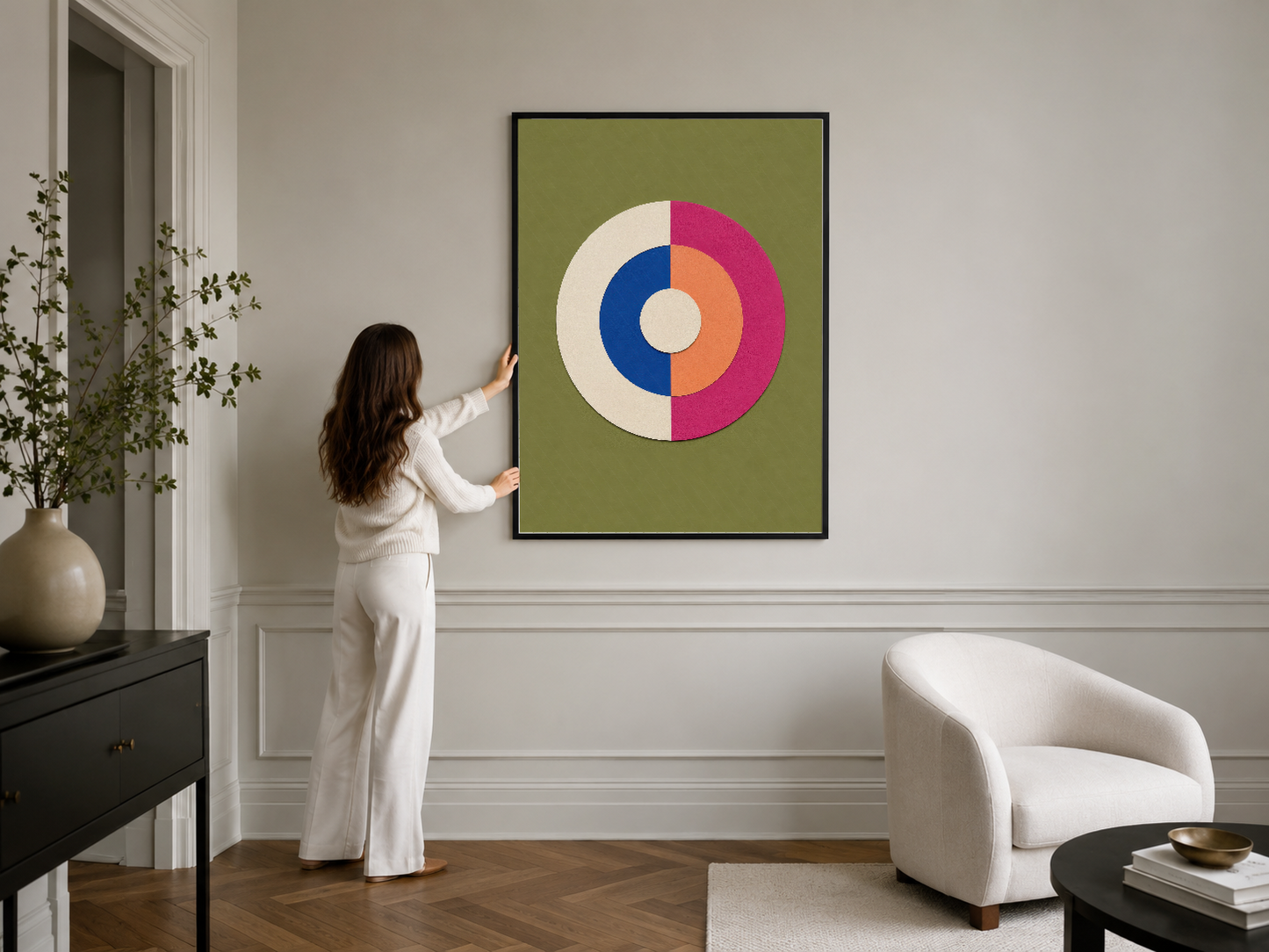 Çok renkli daire grafiği duvar tablosu, siyah çerçeveli şekilde modern minimalist iç mekanda gösteriliyor.
