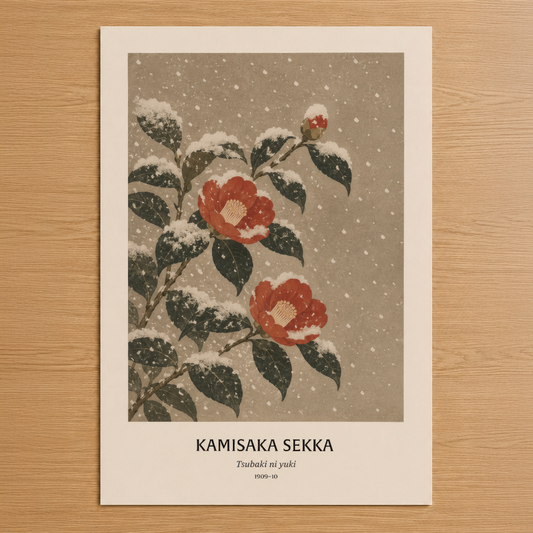 Kamisaka Sekka'nın klasik Japon sanat eserinden esinlenen, karla kaplı kırmızı çiçekler ve koyu yapraklarıyla kış güzelliğini