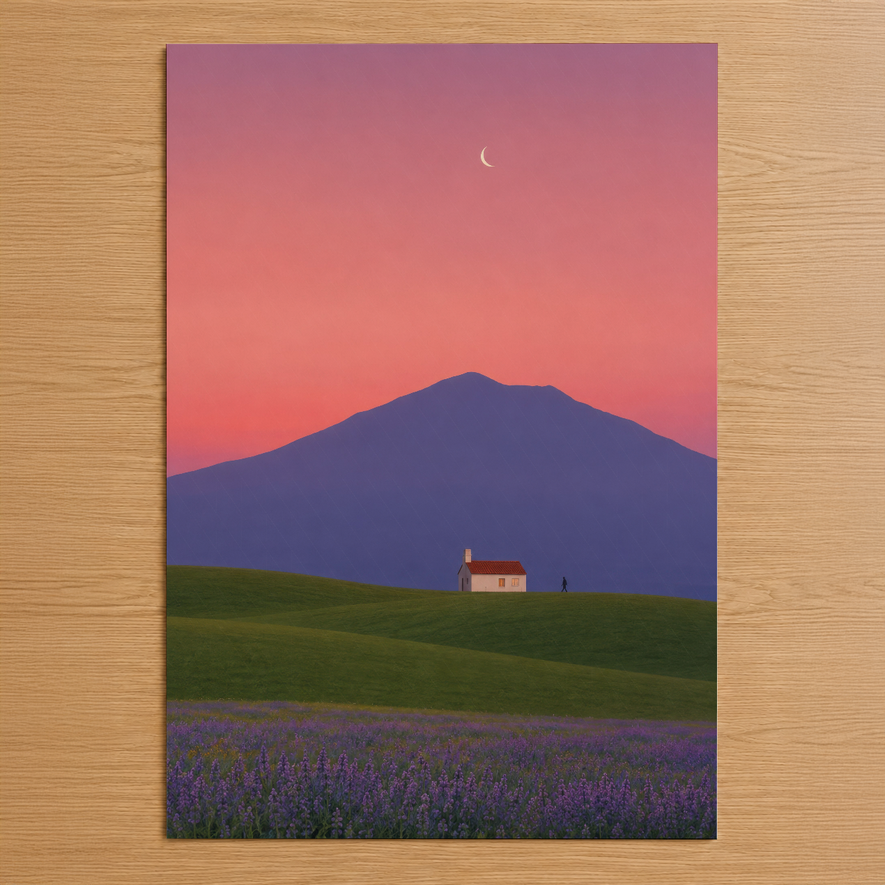 Gün batımında lavanta tarlası, yeşil tepeler ve uzakta mavi dağ silueti ile minimalist manzara tablosu.